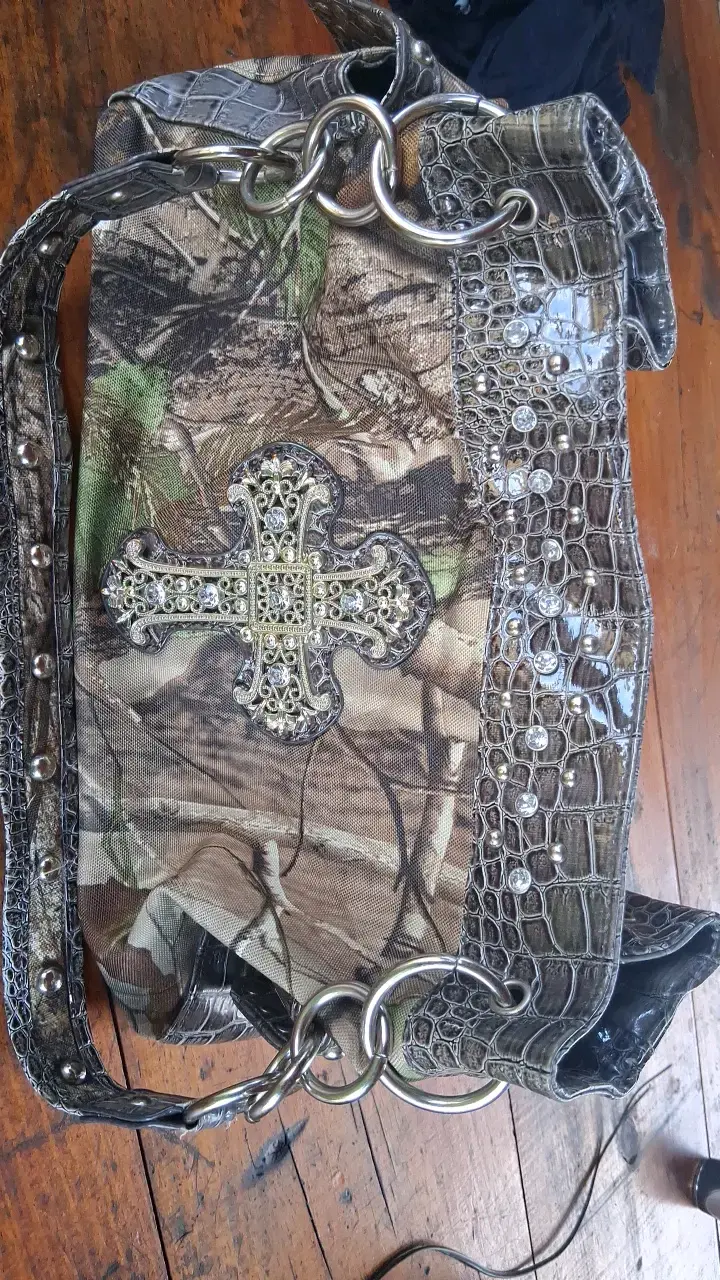 Bolso de mano camuflado con detalles metálicos - 1