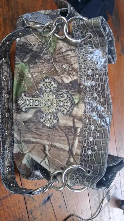 Bolso de mano camuflado con detalles metálicos - miniatura 1