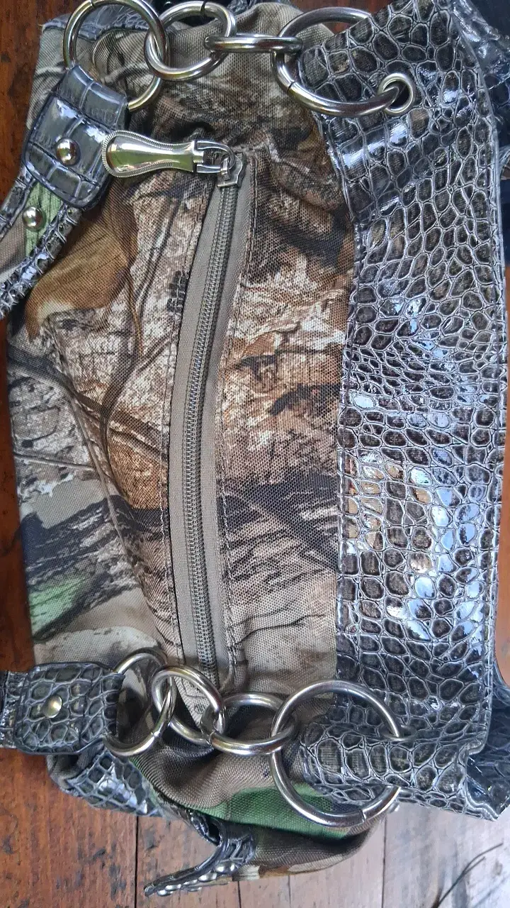 Bolso de mano camuflado con detalles metálicos - 2