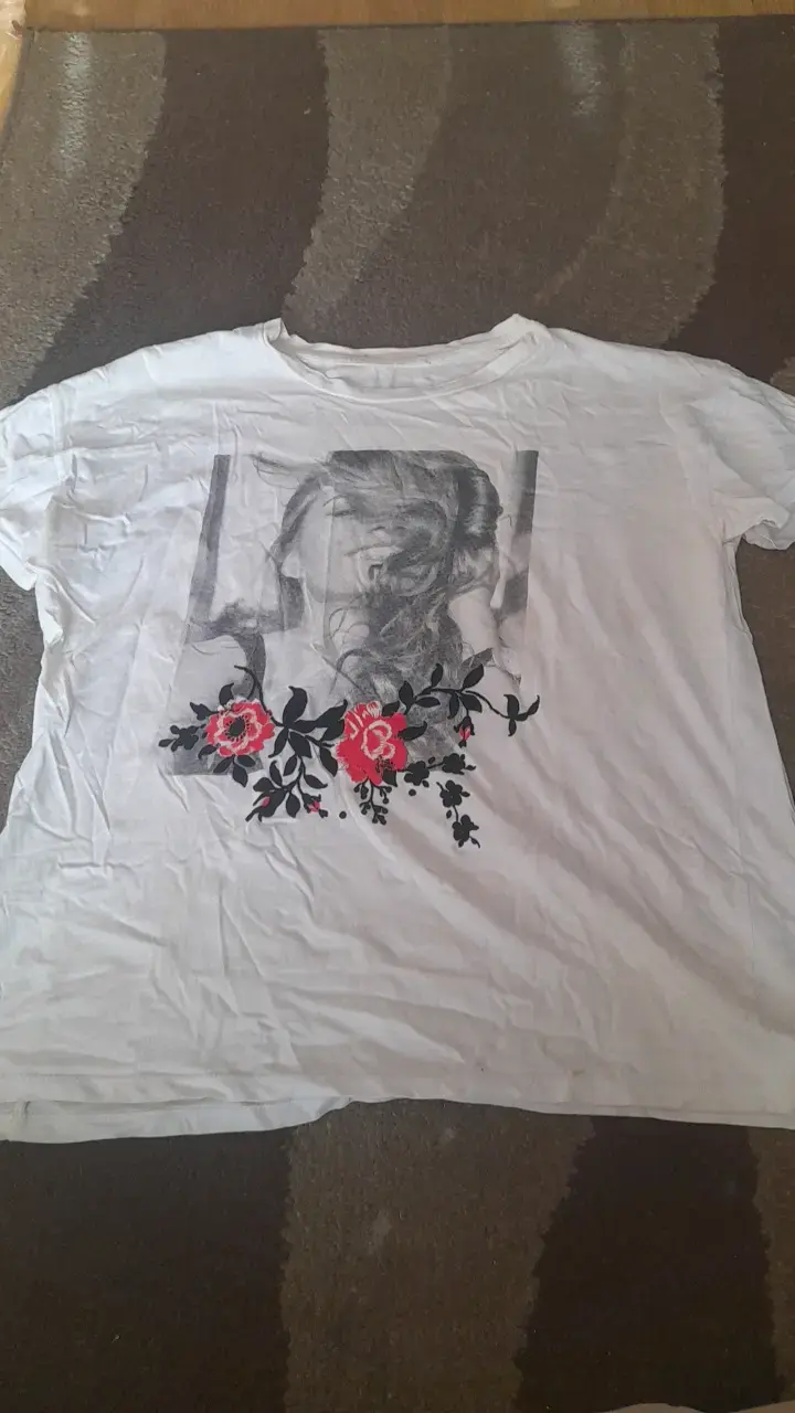 Polera blanca con diseño floral y retrato - 1