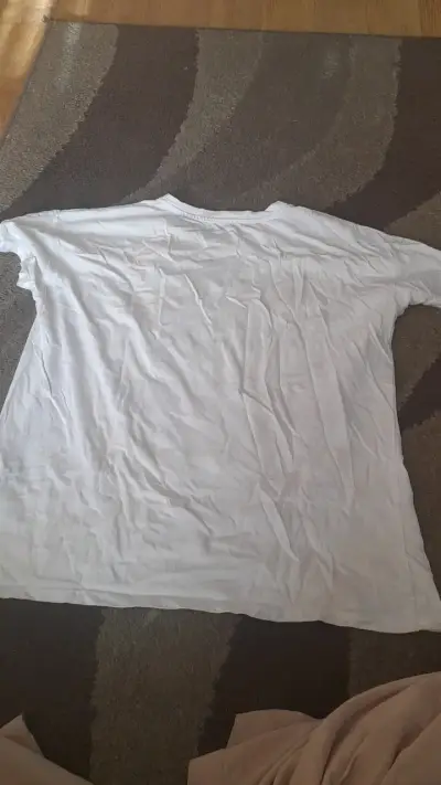 Polera blanca con diseño floral y retrato - miniatura 3