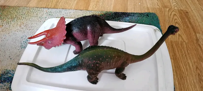 Set de dinosaurios de juguete Triceratops y Brontosaurio - 1