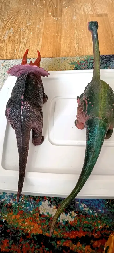 Set de dinosaurios de juguete Triceratops y Brontosaurio - miniatura 2