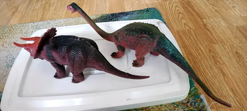 Set de dinosaurios de juguete Triceratops y Brontosaurio - 3