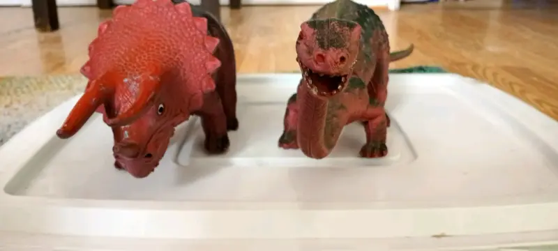 Set de dinosaurios de juguete Triceratops y Brontosaurio - 4