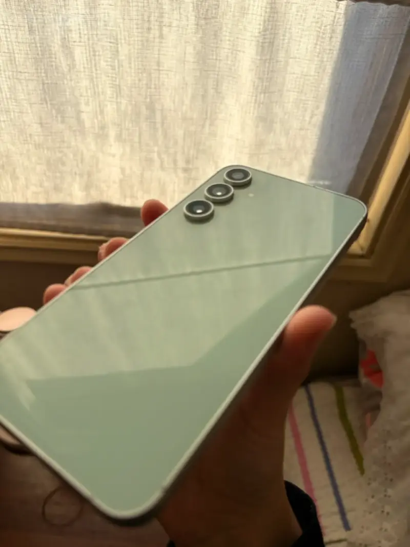 Samsung Galaxy S23 fE verde en buen estado - 2