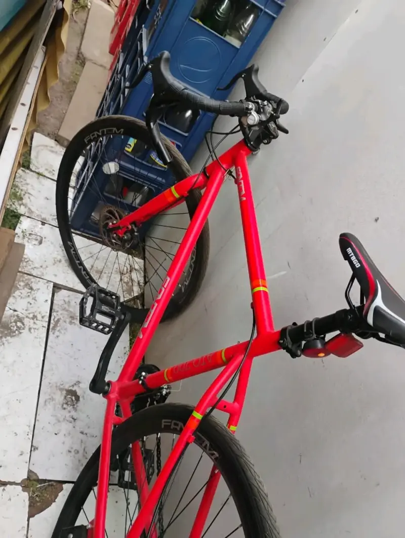Bicicleta de carretera roja con frenos de disco - 1