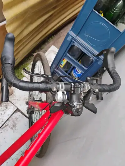 Bicicleta de carretera roja con frenos de disco - miniatura 2