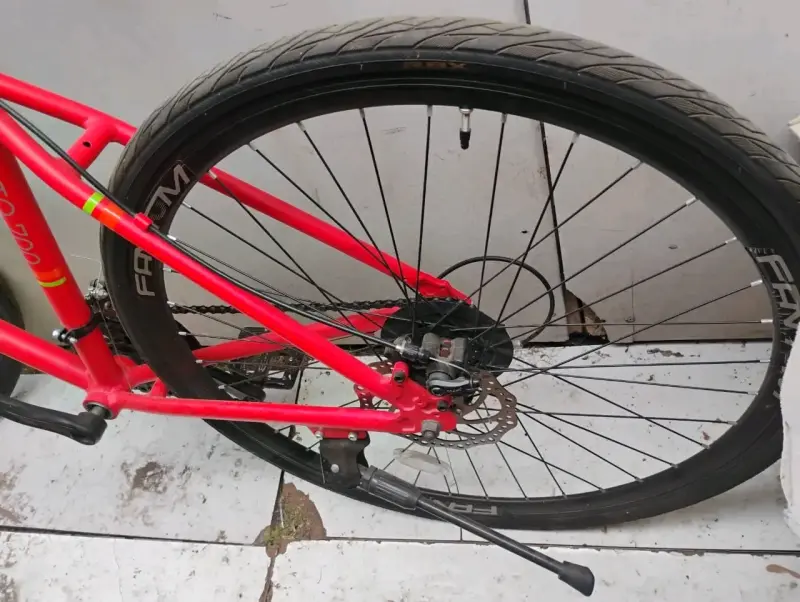 Bicicleta de carretera roja con frenos de disco - 3