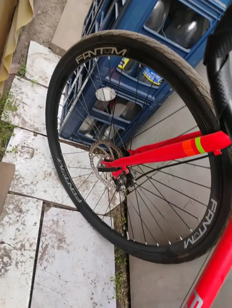 Bicicleta de carretera roja con frenos de disco - 4