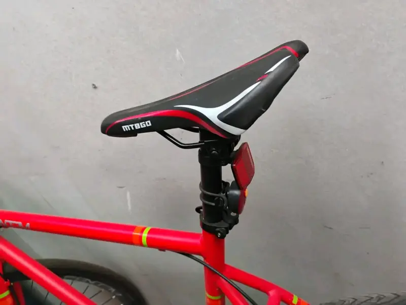Bicicleta de carretera roja con frenos de disco - 5