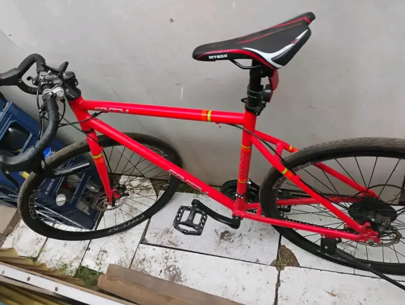 Bicicleta de carretera roja con frenos de disco - 6