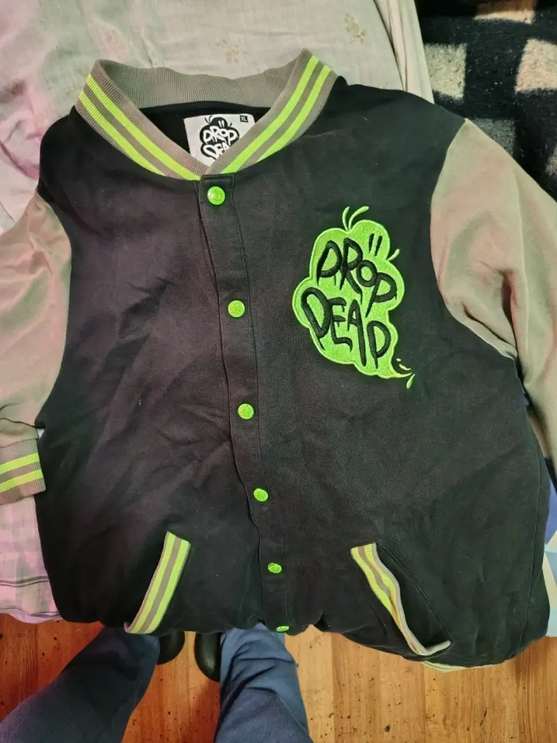 Chaqueta Drop Dead estilo varsity negra y verde - 1