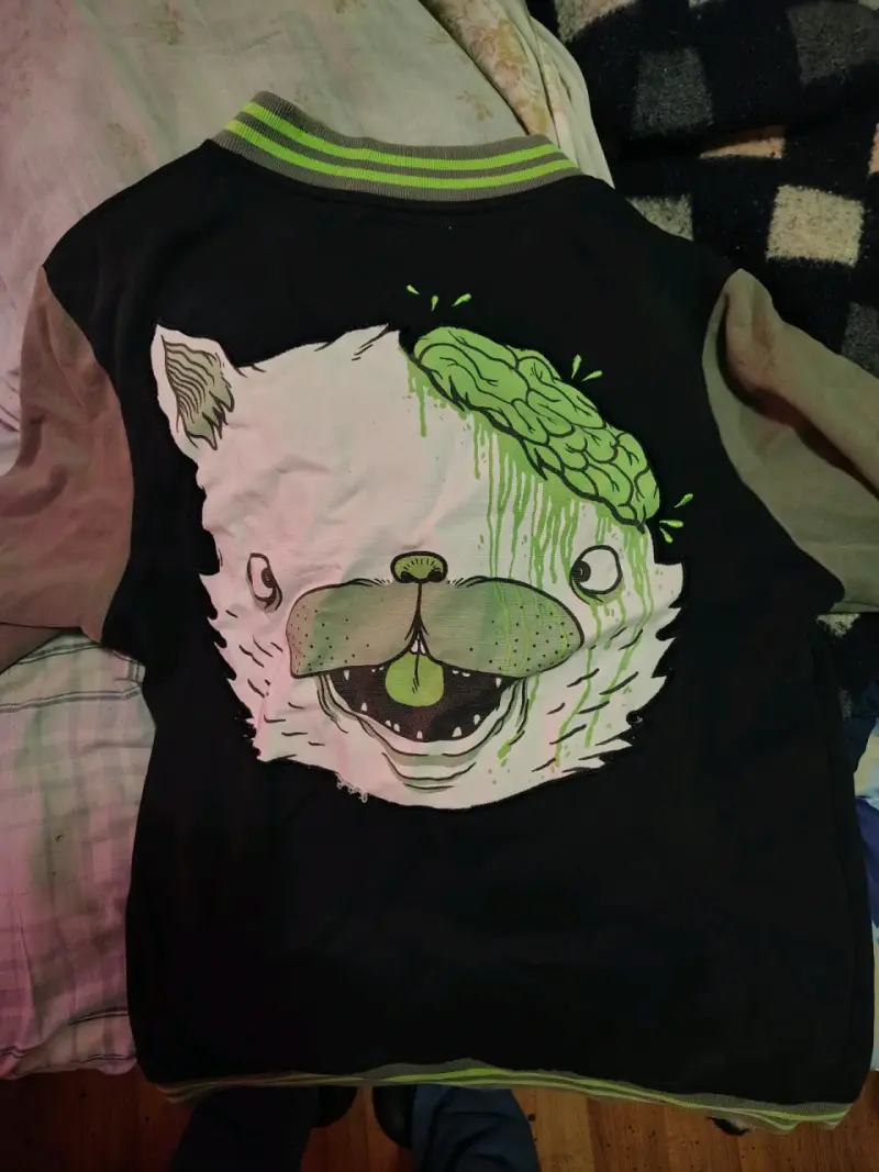 Chaqueta Drop Dead estilo varsity negra y verde - 2