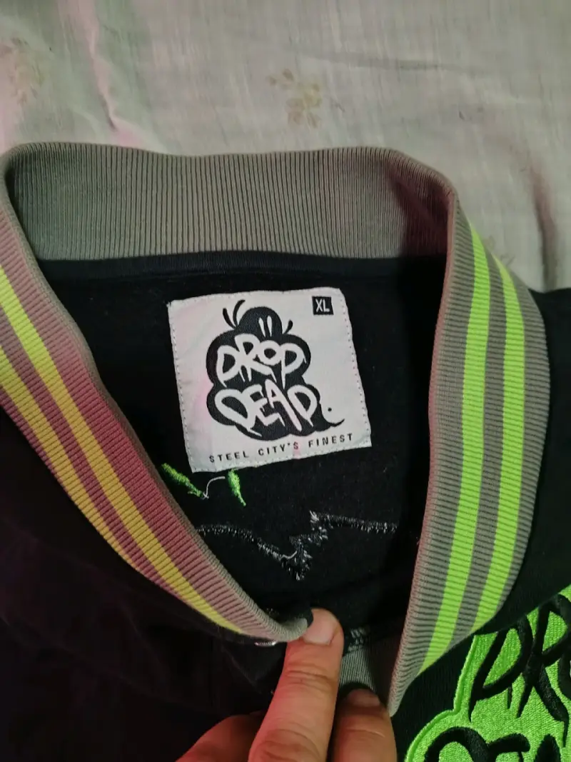 Chaqueta Drop Dead estilo varsity negra y verde - 3