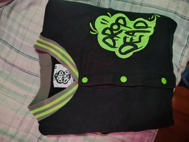 Chaqueta Drop Dead estilo varsity negra y verde - 4