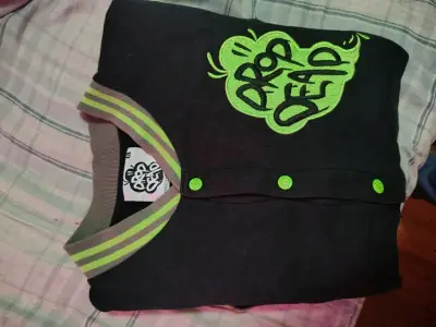 Chaqueta Drop Dead estilo varsity negra y verde - miniatura 4