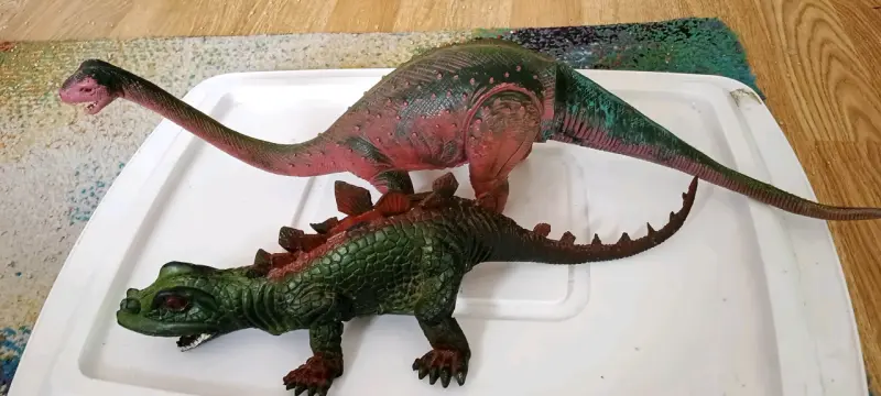 Figuras de dinosaurios de juguete en colores vivos - 1
