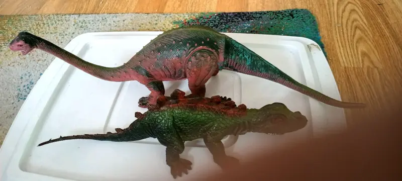 Figuras de dinosaurios de juguete en colores vivos - 2
