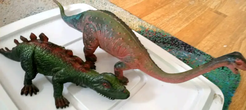 Figuras de dinosaurios de juguete en colores vivos - 3