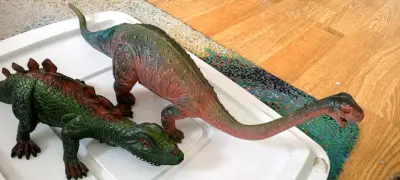 Figuras de dinosaurios de juguete en colores vivos - miniatura 4