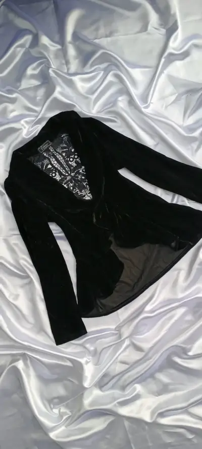 Blazer de terciopelo negro con encaje - miniatura 1