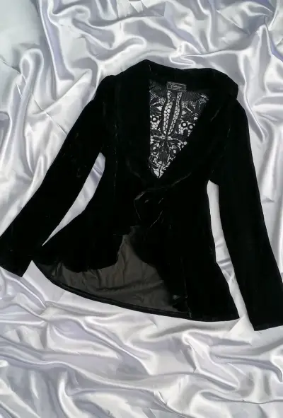 Blazer de terciopelo negro con encaje - miniatura 2