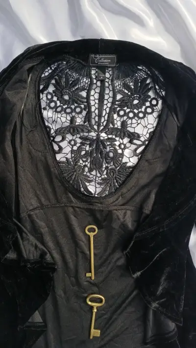 Blazer de terciopelo negro con encaje - miniatura 4