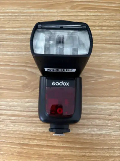 Flash Godox V860IIc para Canon con accesorios - miniatura 1