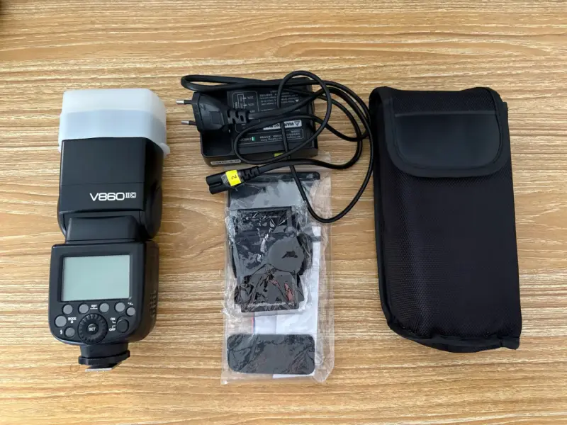 Flash Godox V860IIc para Canon con accesorios - 2