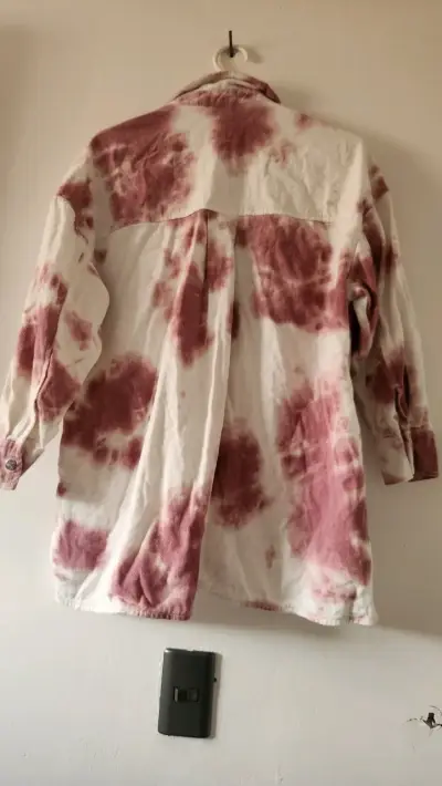 Camisa larga tie-dye rosa y blanca - miniatura 2