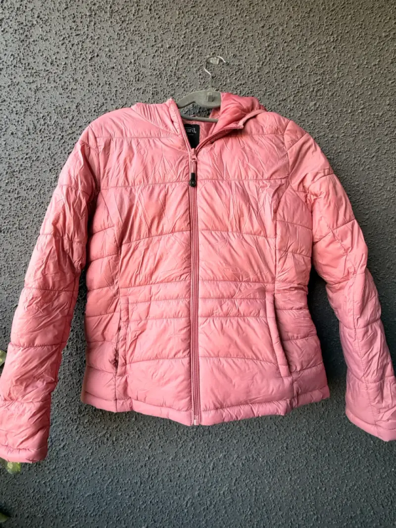 Chaqueta acolchada rosada para mujer