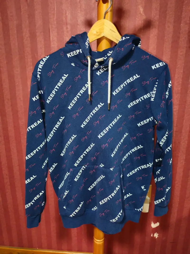 Polerón azul de niño con capucha
