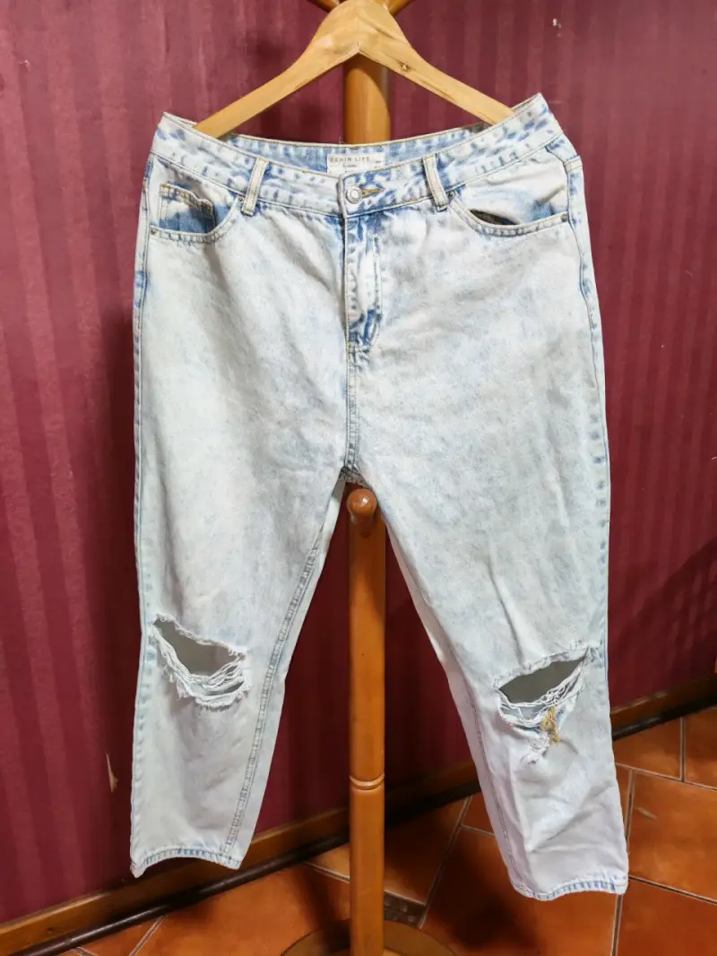 Jeans denim rasgados de mezclilla clara para mujer