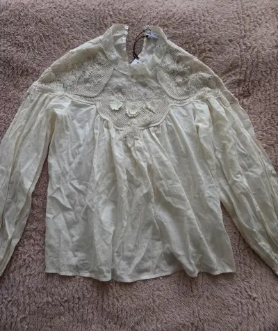 Blusa de encaje beige con detalles florales - miniatura 1