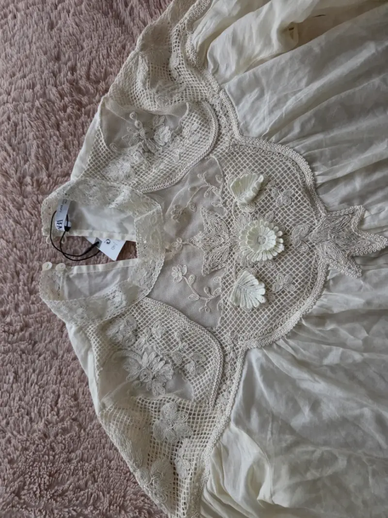Blusa de encaje beige con detalles florales - 2