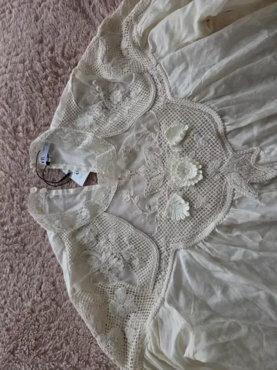 Blusa de encaje beige con detalles florales - miniatura 2