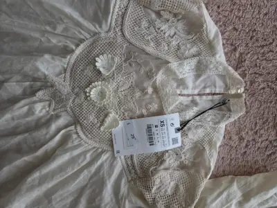 Blusa de encaje beige con detalles florales - miniatura 3