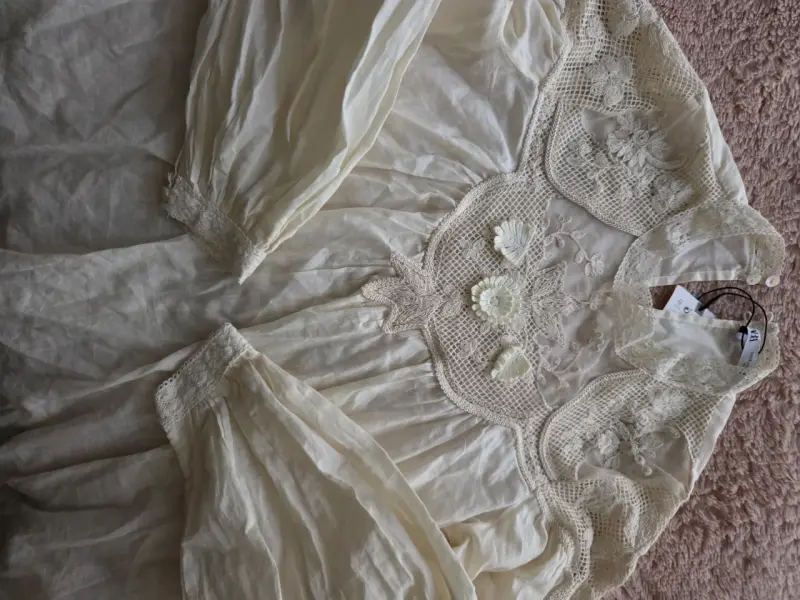 Blusa de encaje beige con detalles florales - 4