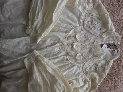 Blusa de encaje beige con detalles florales - miniatura 4