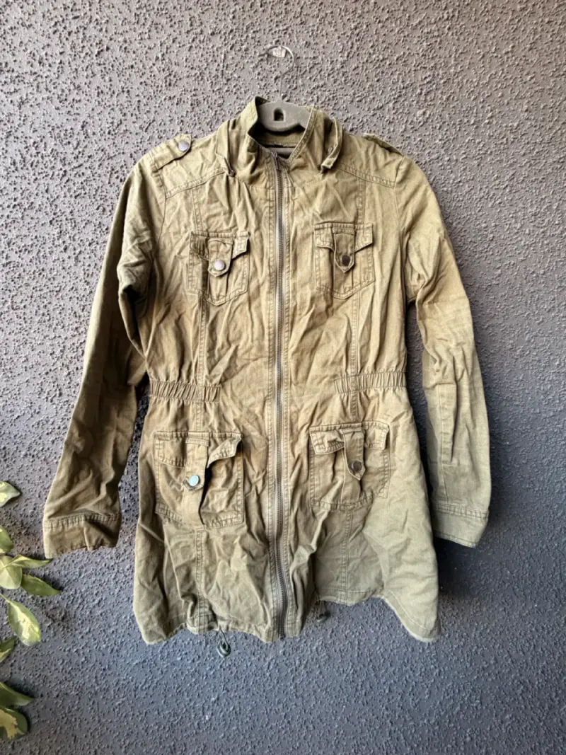 Chaqueta verde militar con bolsillos y cierre - 1