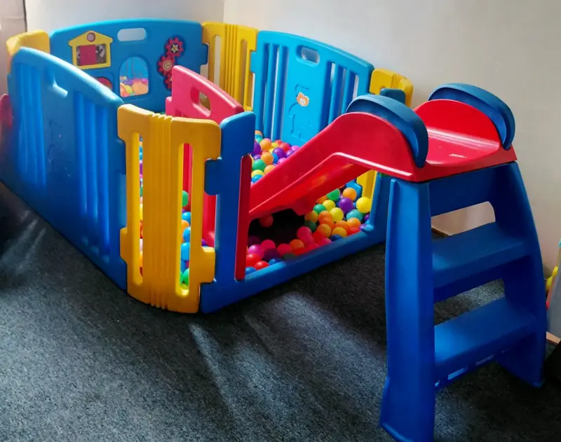 Centro de juegos infantil con resbalín y corral - 3