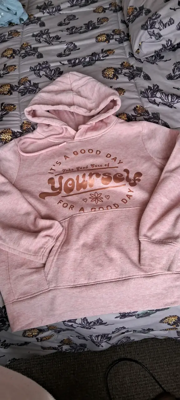 Polerón rosado con capucha y estampado motivacional