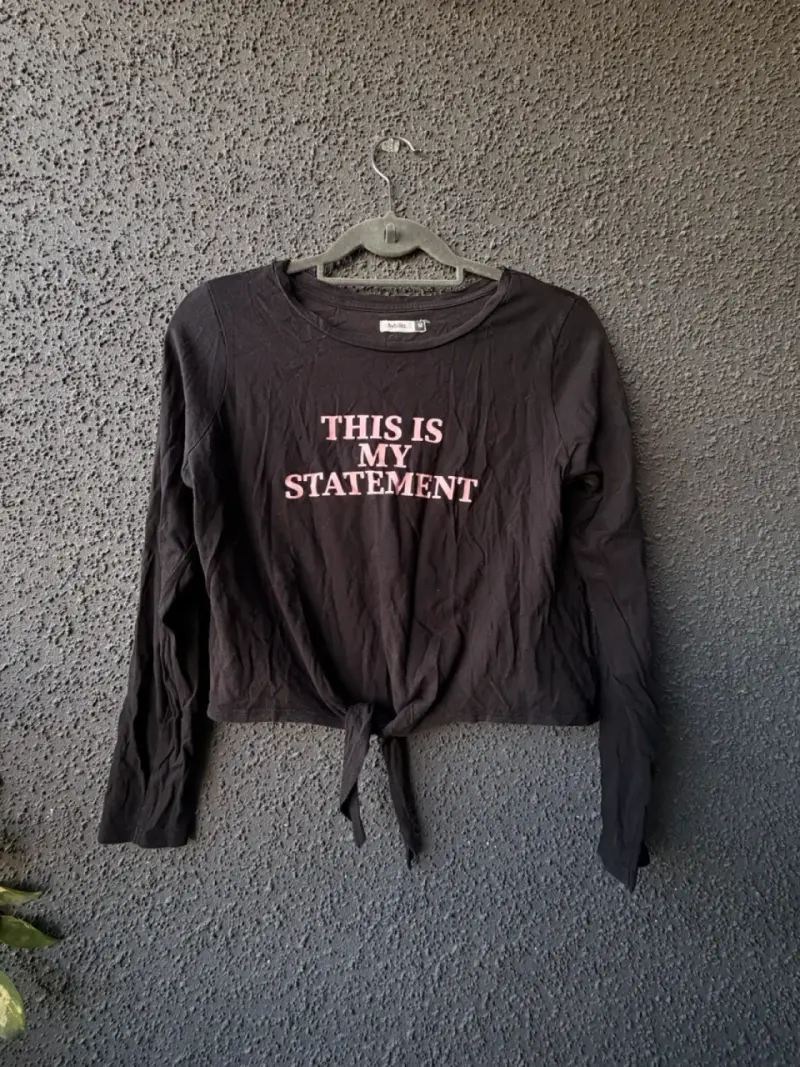 Polera negra con mensaje 'This Is My Statement'