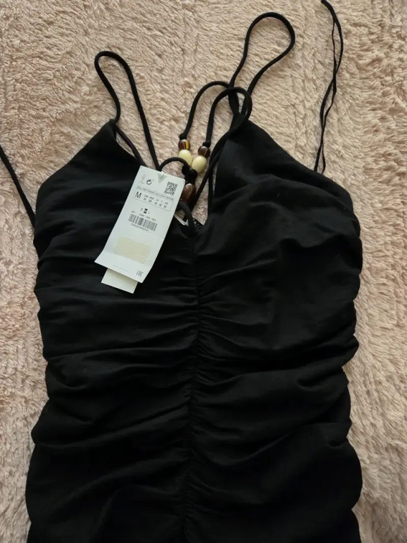 Vestido negro ajustado con tirantes - 1
