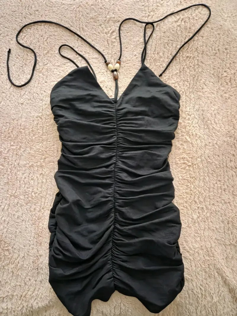 Vestido negro ajustado con tirantes - 2