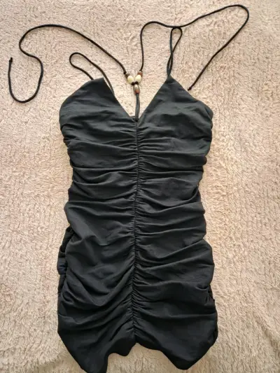 Vestido negro ajustado con tirantes - miniatura 2