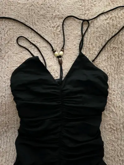 Vestido negro ajustado con tirantes - miniatura 3