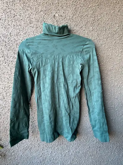 Polera de cuello alto verde con diseño floral - miniatura 1