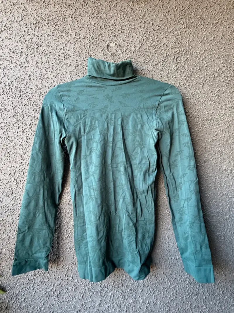 Polera de cuello alto verde con diseño floral - 2
